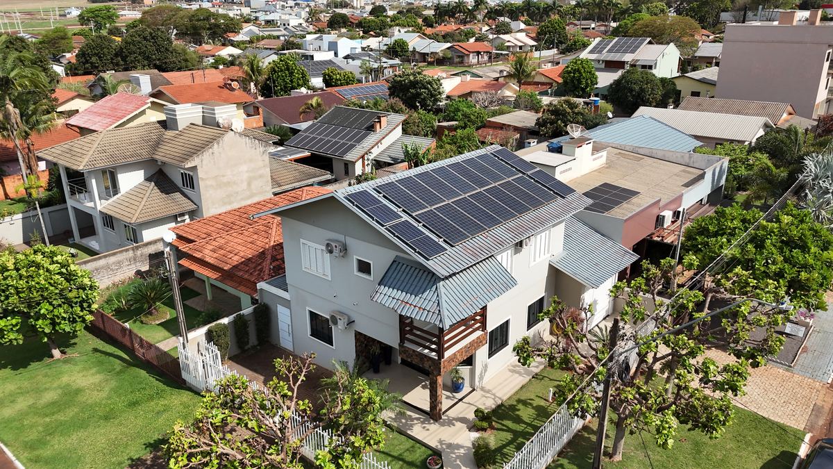 Vista aérea com painéis solares