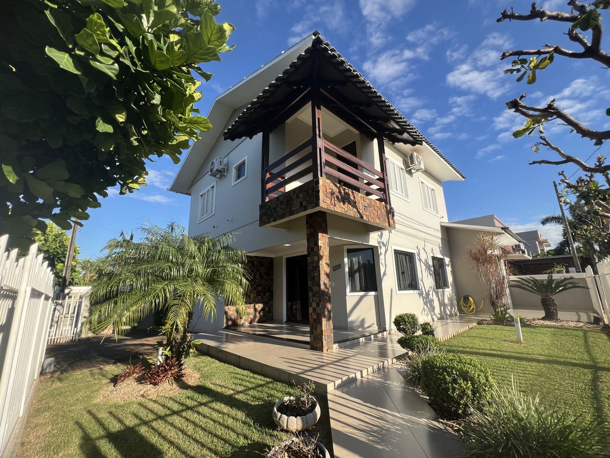 Fachada com jardim
